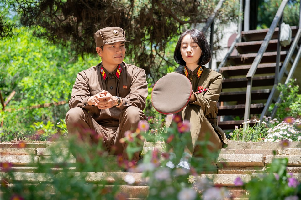 Chun-woo (người lính Hàn Quốc) và Yeon-hee (nữ quân nhân Triều Tiên) trong phim Bỗng dưng trúng số (2022)