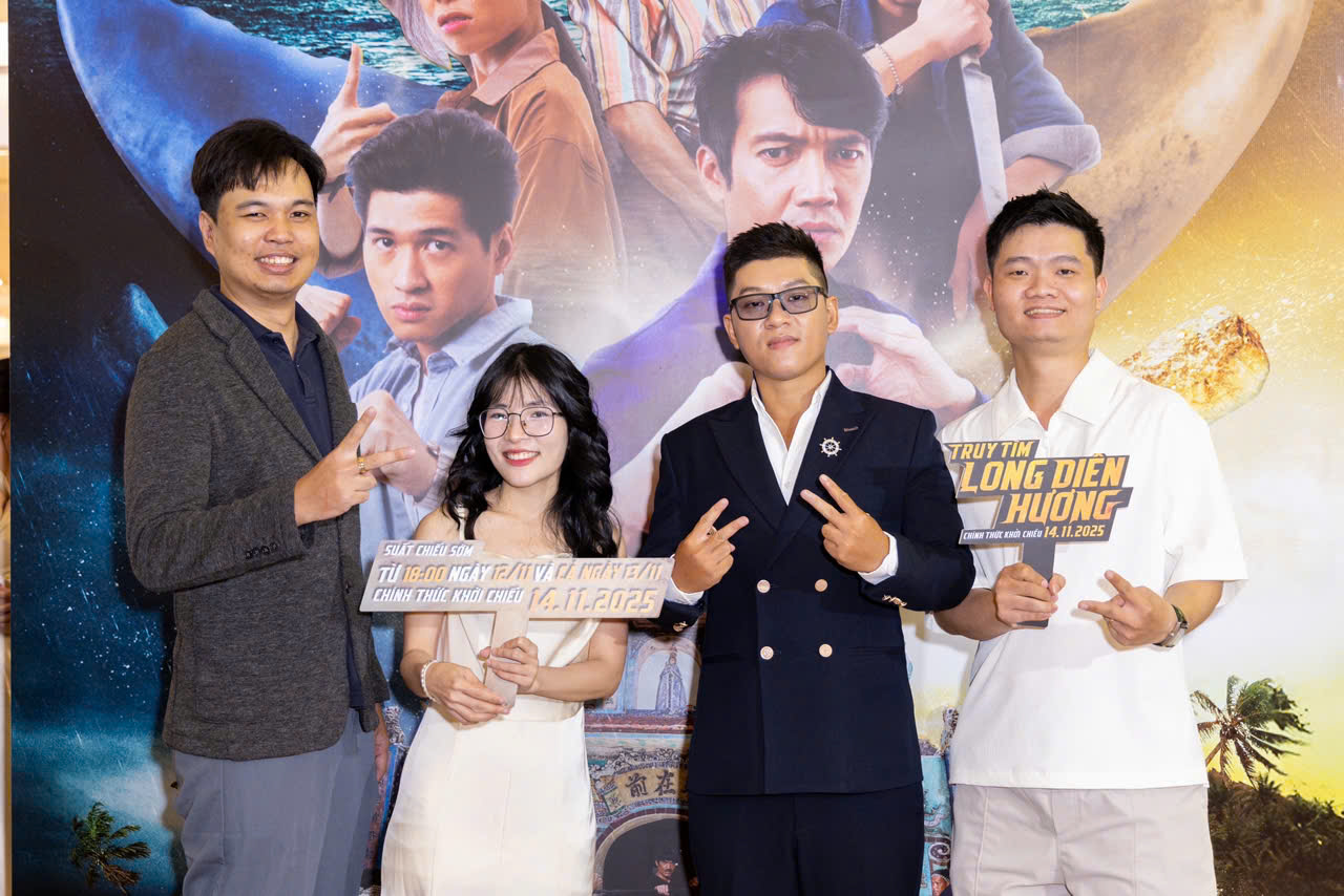 Team Biên kịch chụp cùng Đạo diễn Dương Minh Chiến